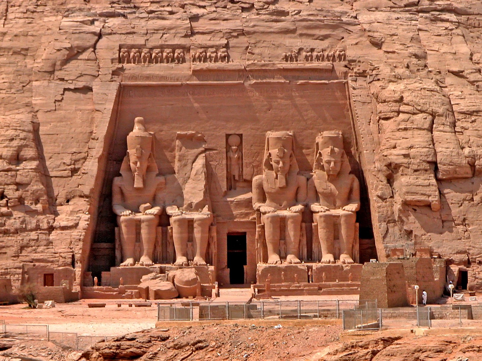 La facciata del Grande Tempio di Abu Simbel con i quattro colossi seduti, nella luce rossastra del giorno