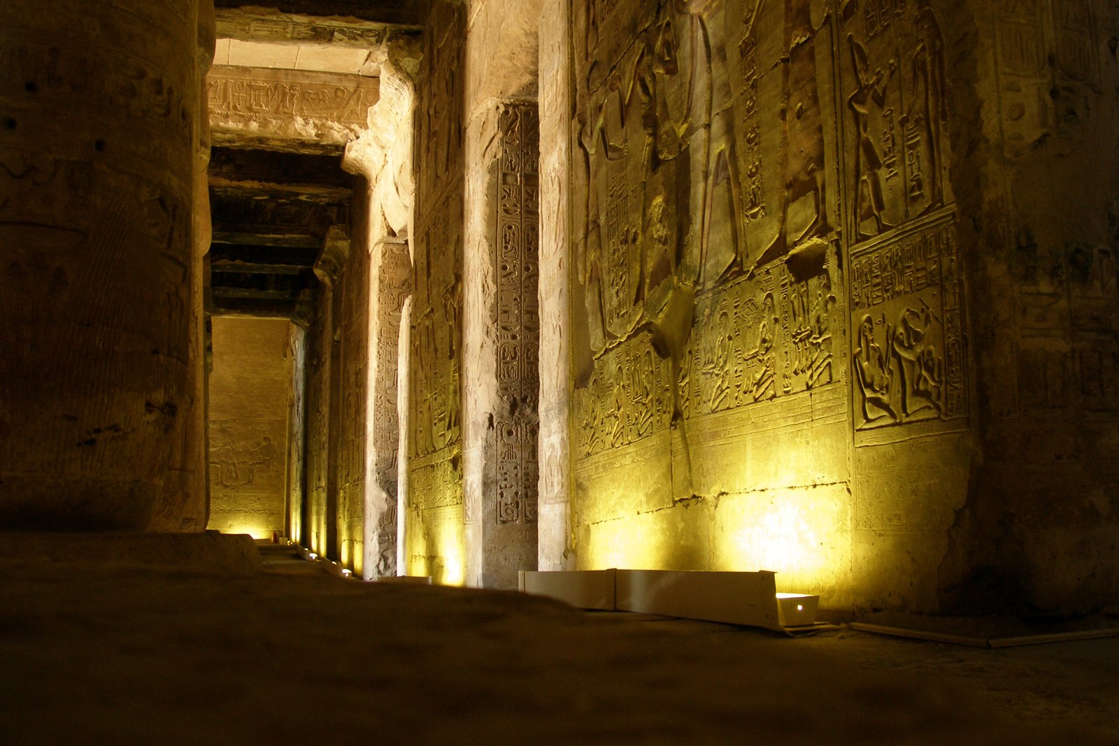 Un corridoio del tempio di Seti I ad Abydos con le pareti coperte di rilievi e illuminate dal basso