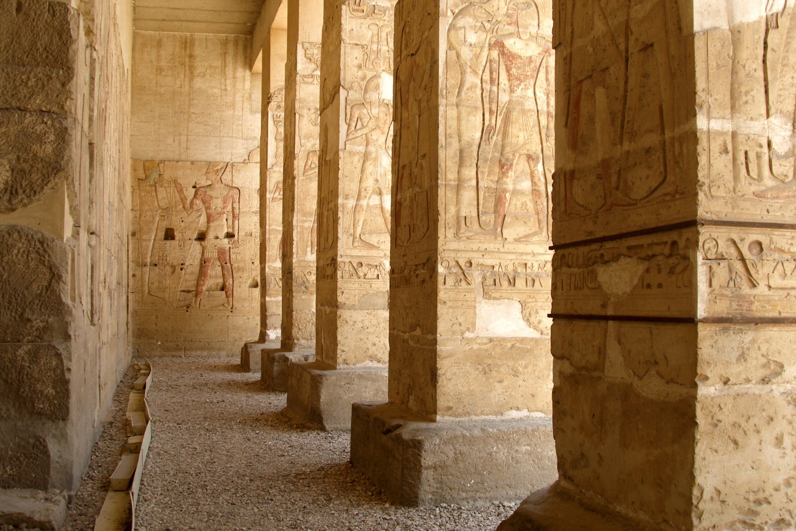 Il portico a colonne del tempio di Seti I ad Abydos, con i rilievi di divinità sui pilastri