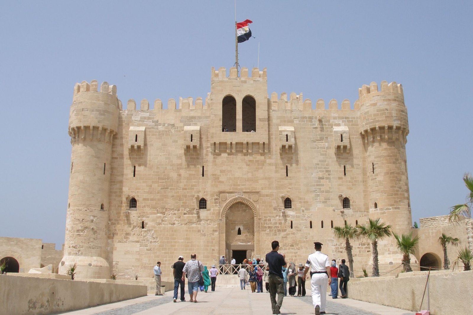 La cittadella di Qaitbay ad Alessandria con le due torri d'angolo e i visitatori davanti all'ingresso