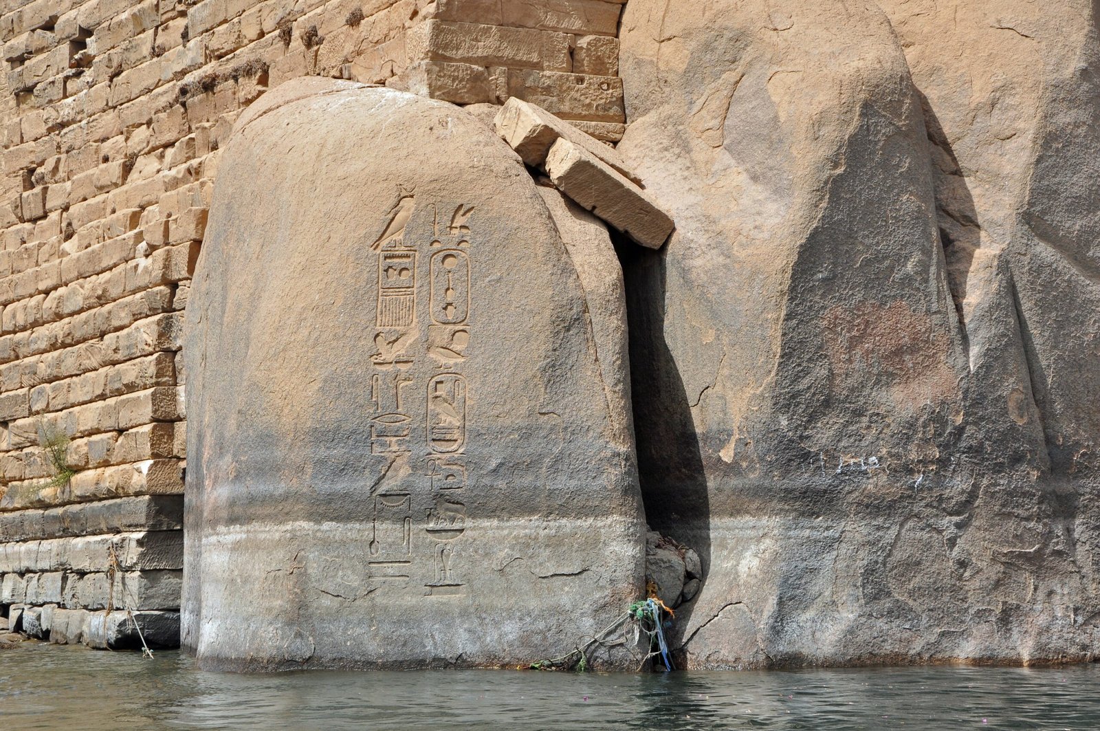 Un masso di granito con un'iscrizione geroglifica a filo d'acqua sull'isola Elefantina