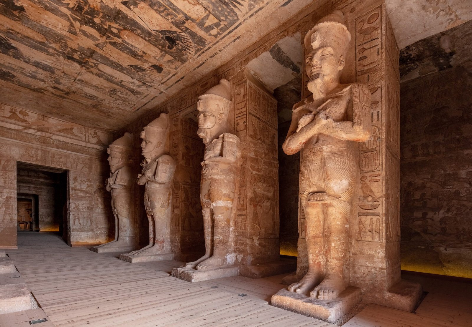 La sala dei pilastri con le statue osiriache di Ramses II nel grande tempio di Abu Simbel, sotto il soffitto dipinto