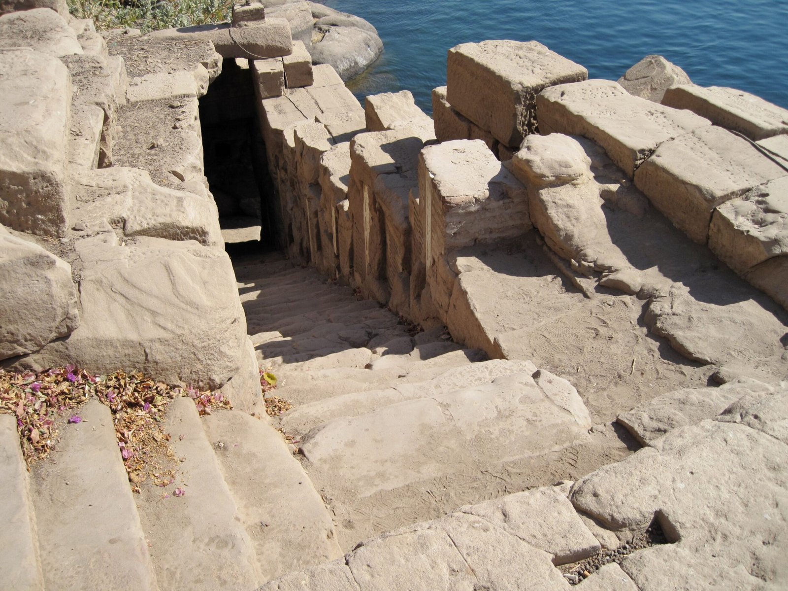 I gradini di pietra del Nilometro sull'isola Elefantina che scendono verso l'acqua del Nilo