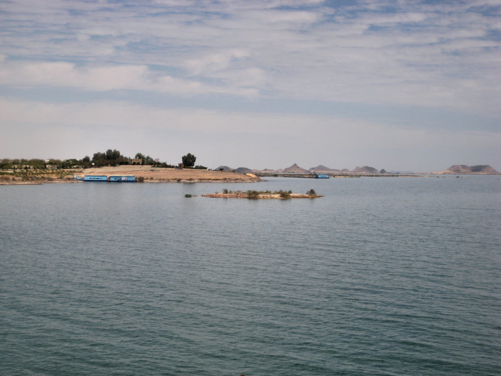 Le acque del lago Nasser con le piccole isole e le rive del deserto nubiano all'orizzonte