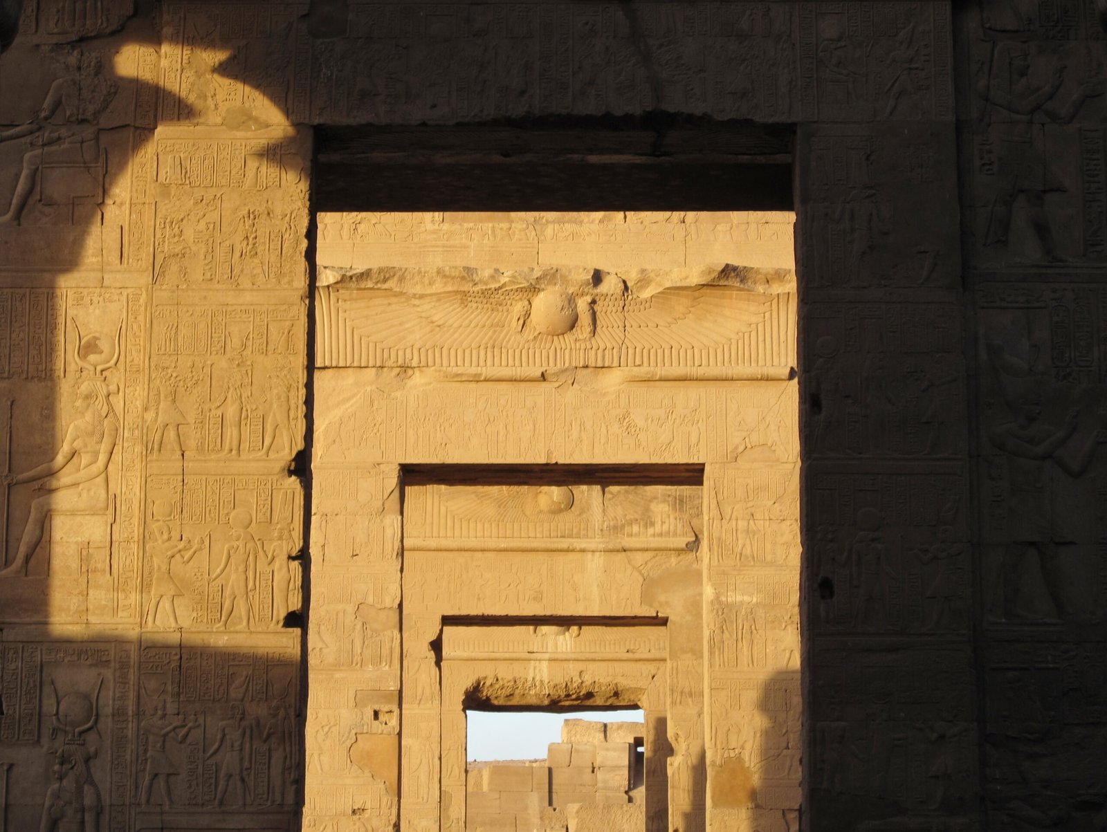 Il portale del santuario di Kom Ombo con le porte incorniciate una dentro l'altra e i rilievi sulle pareti