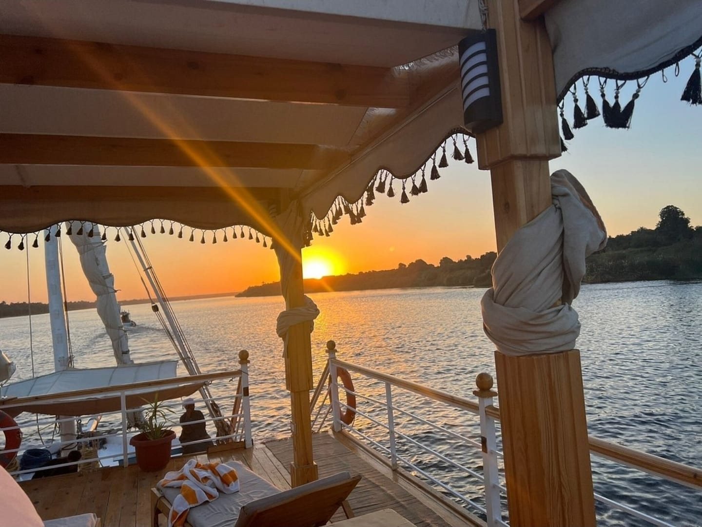 Il tramonto sul Nilo dal ponte della dahabiya Akhenaton