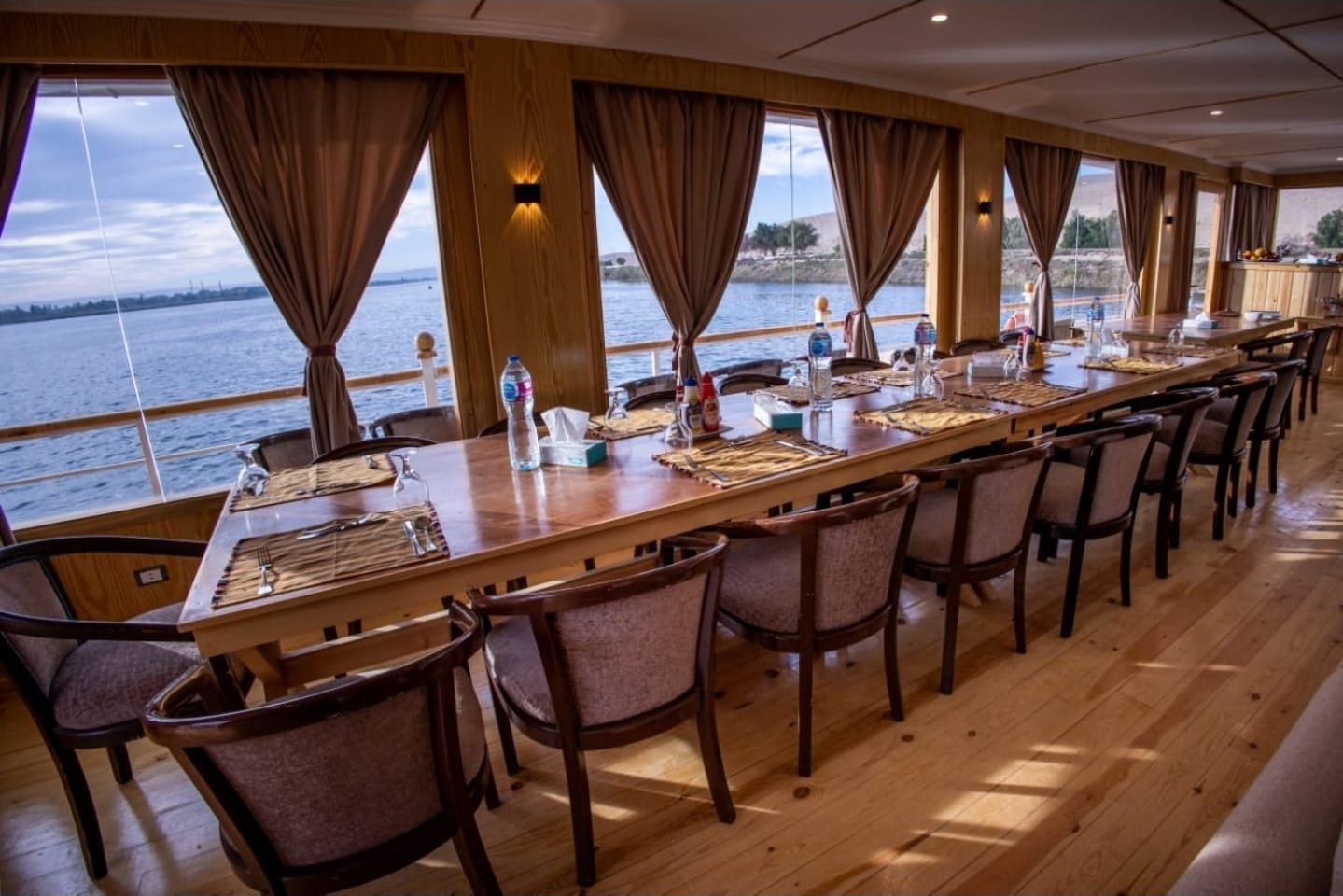 La sala da pranzo panoramica della dahabiya Akhenaton
