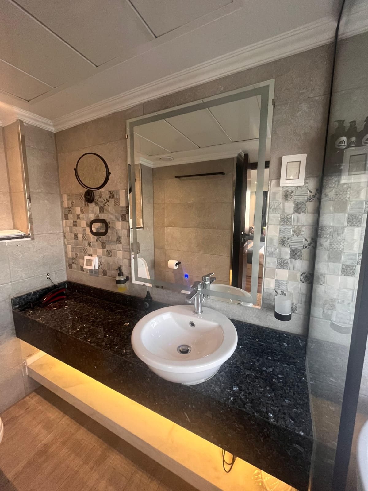 Lavabo e specchio in un bagno della dahabiya Iris