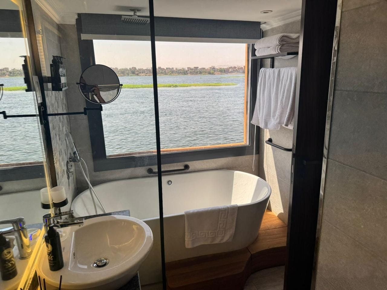 Bagno con vasca e vista sul Nilo a bordo della dahabiya Iris
