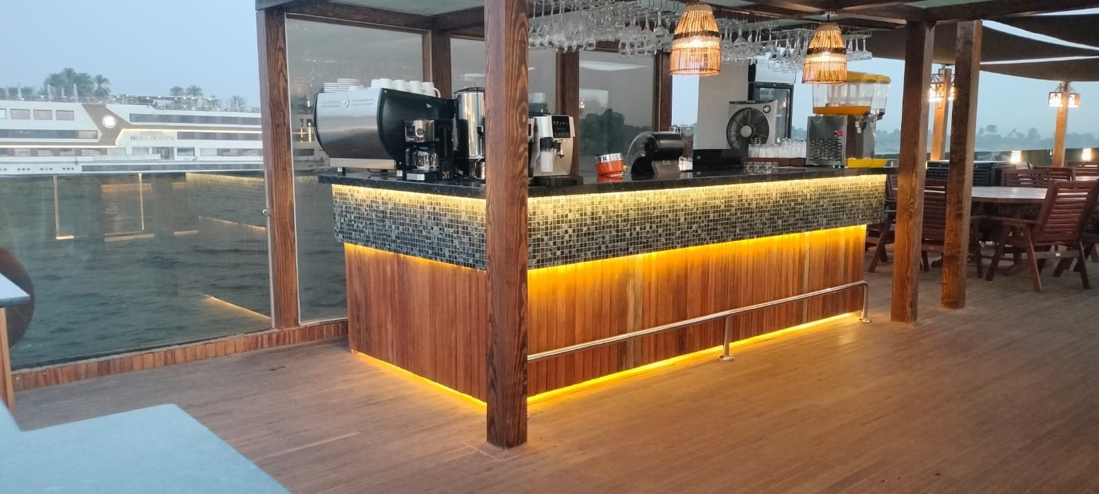 Il bar illuminato sul ponte della dahabiya Iris