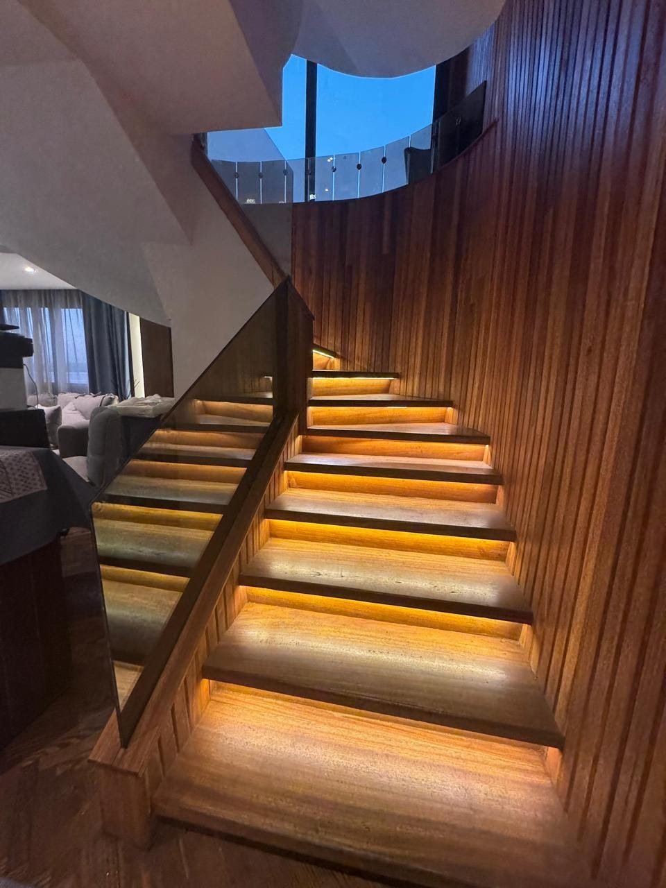 La scala in legno illuminata a bordo della dahabiya Iris