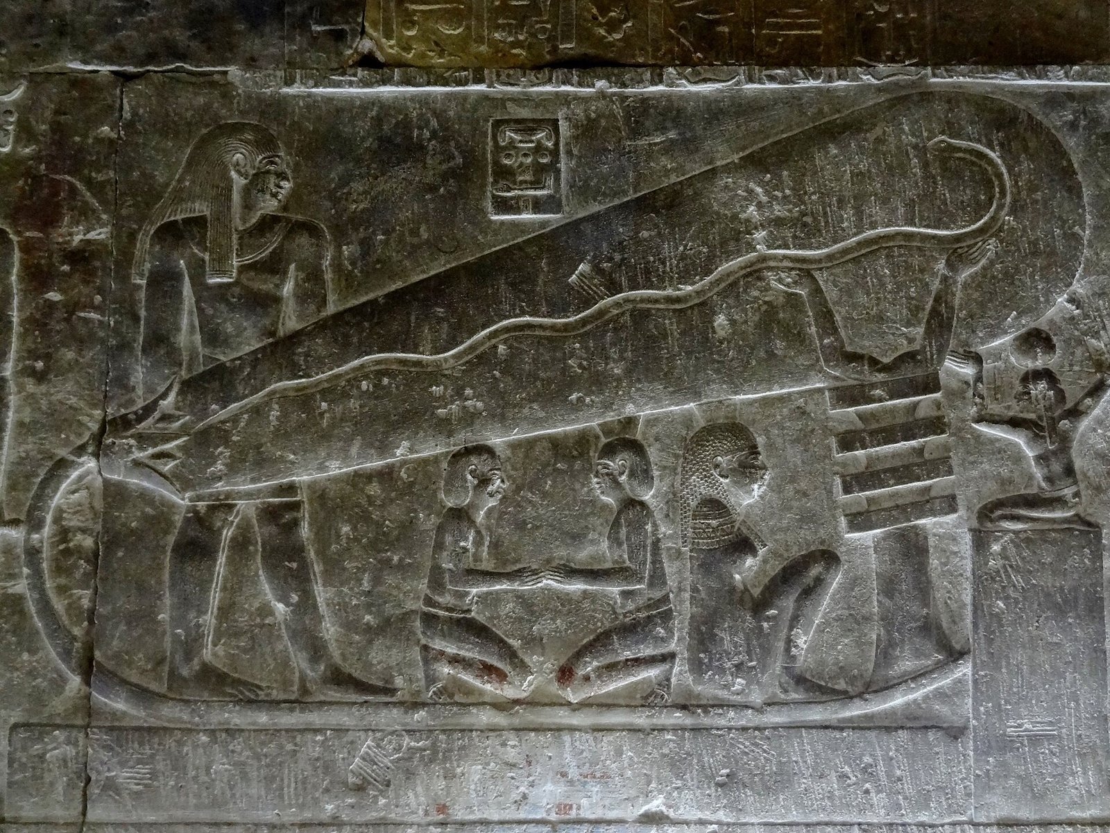 Il rilievo della cripta del tempio di Dendera con la grande forma a fiore di loto, il serpente e le figure inginocchiate
