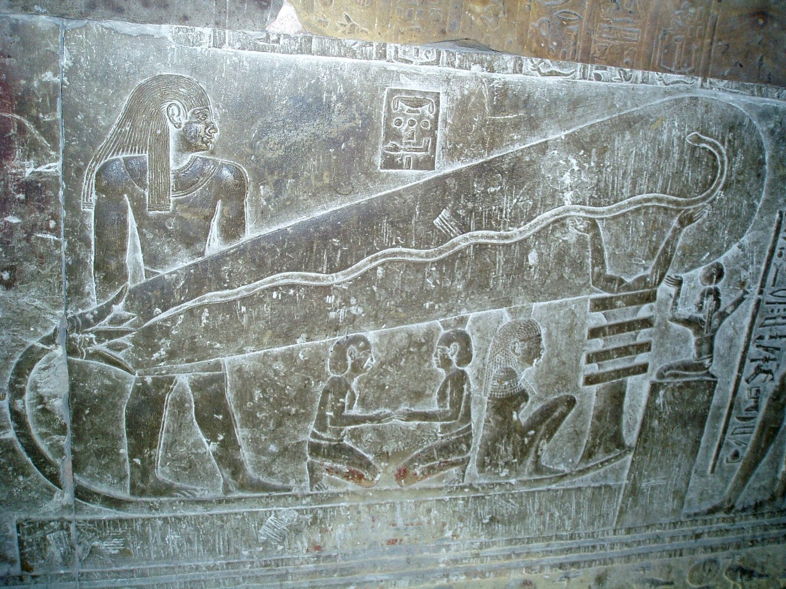 Lo stesso rilievo della cripta di Dendera ripreso con luce fredda, con il personaggio in piedi e le figure sotto la forma allungata