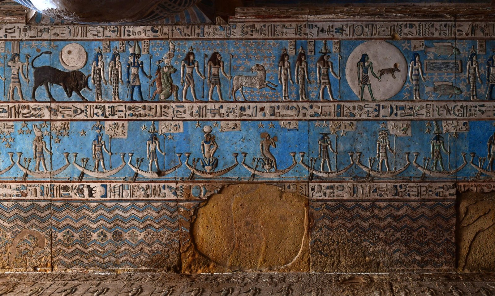 Il fregio azzurro con le barche solari e le divinità dipinte in una cappella del tempio di Dendera