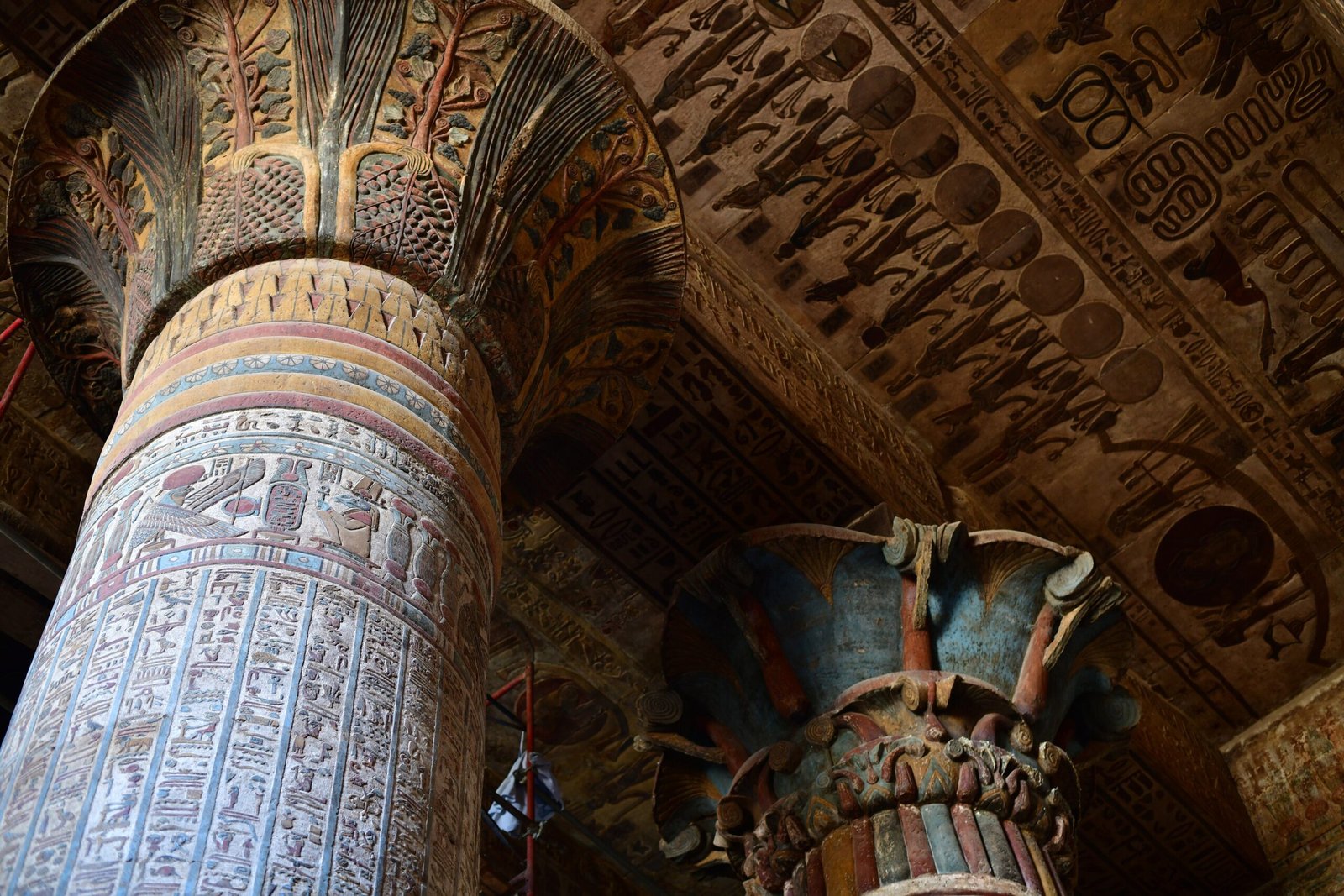 Una colonna del tempio di Esna con i colori ancora vivi e il soffitto dipinto sopra i capitelli