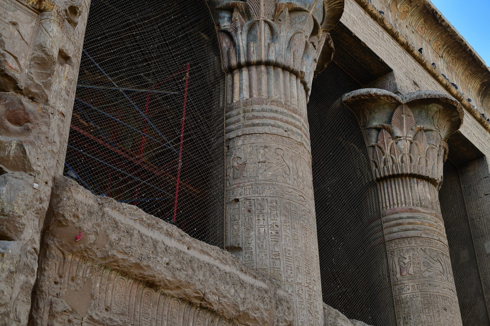 I capitelli floreali del pronao del tempio di Esna, con i geroglifici incisi sul fusto delle colonne