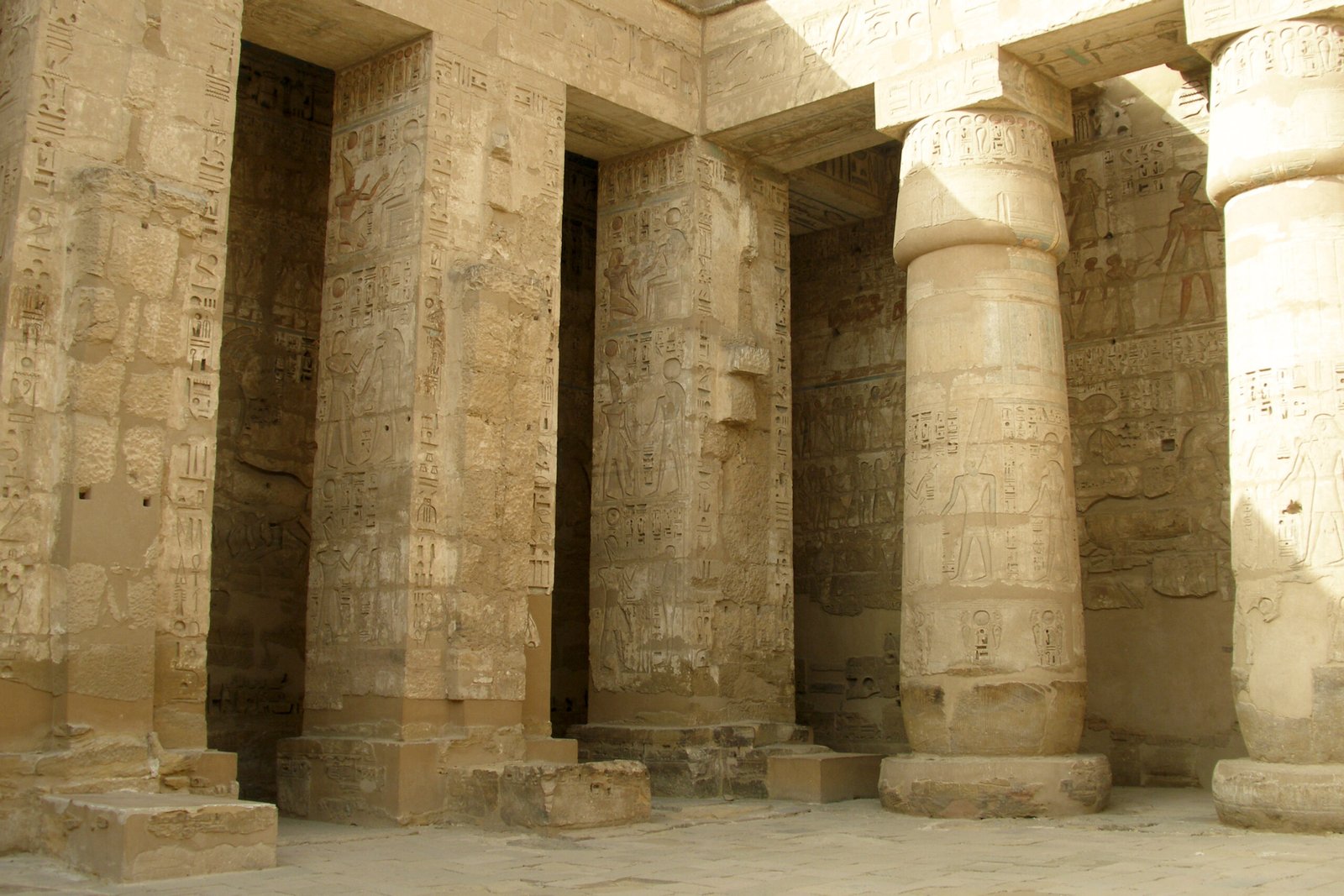 Le colonne del portico di Medinet Habu viste da vicino, con i geroglifici incisi sulle pareti