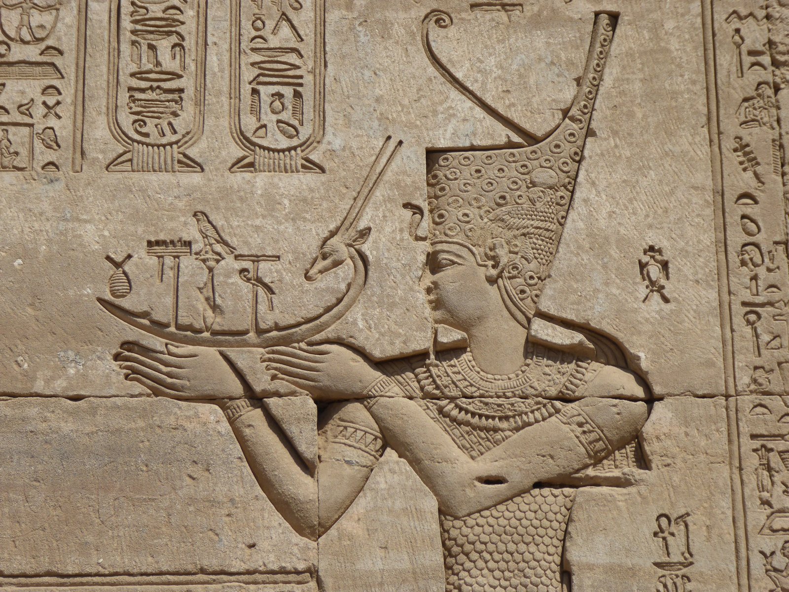 Un rilievo nel tempio di Dendera: il re con la corona alta offre una barca sacra