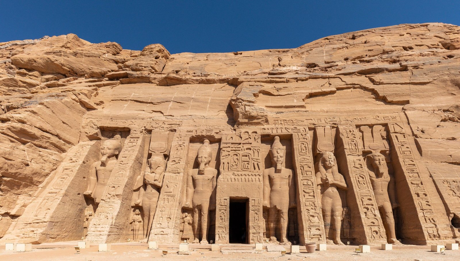 La facciata del Piccolo Tempio di Nefertari con le sei statue alte nelle nicchie della roccia