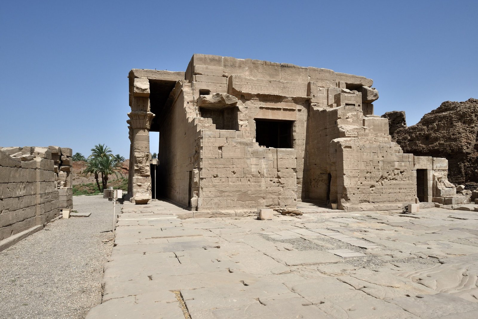 Il piccolo tempio della nascita nel recinto di Dendera, con la porta d'ingresso sotto un cielo azzurro intenso