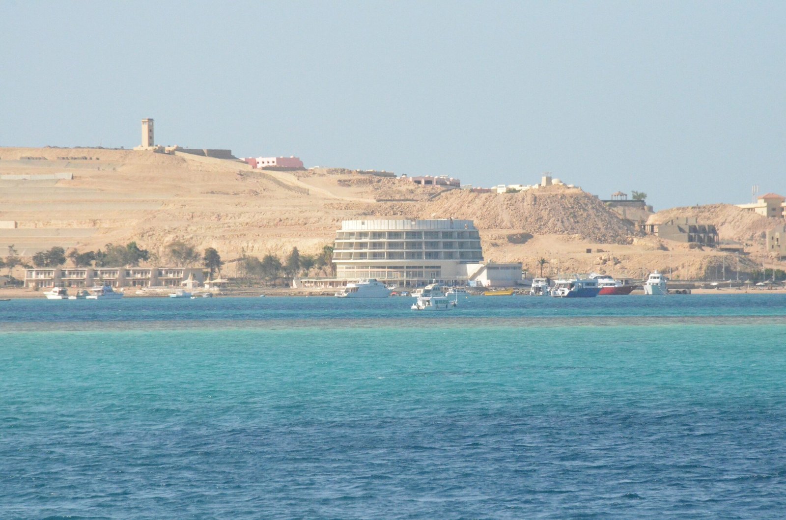 L'acqua turchese del Mar Rosso davanti alla costa di Hurghada, con le colline di sabbia dietro