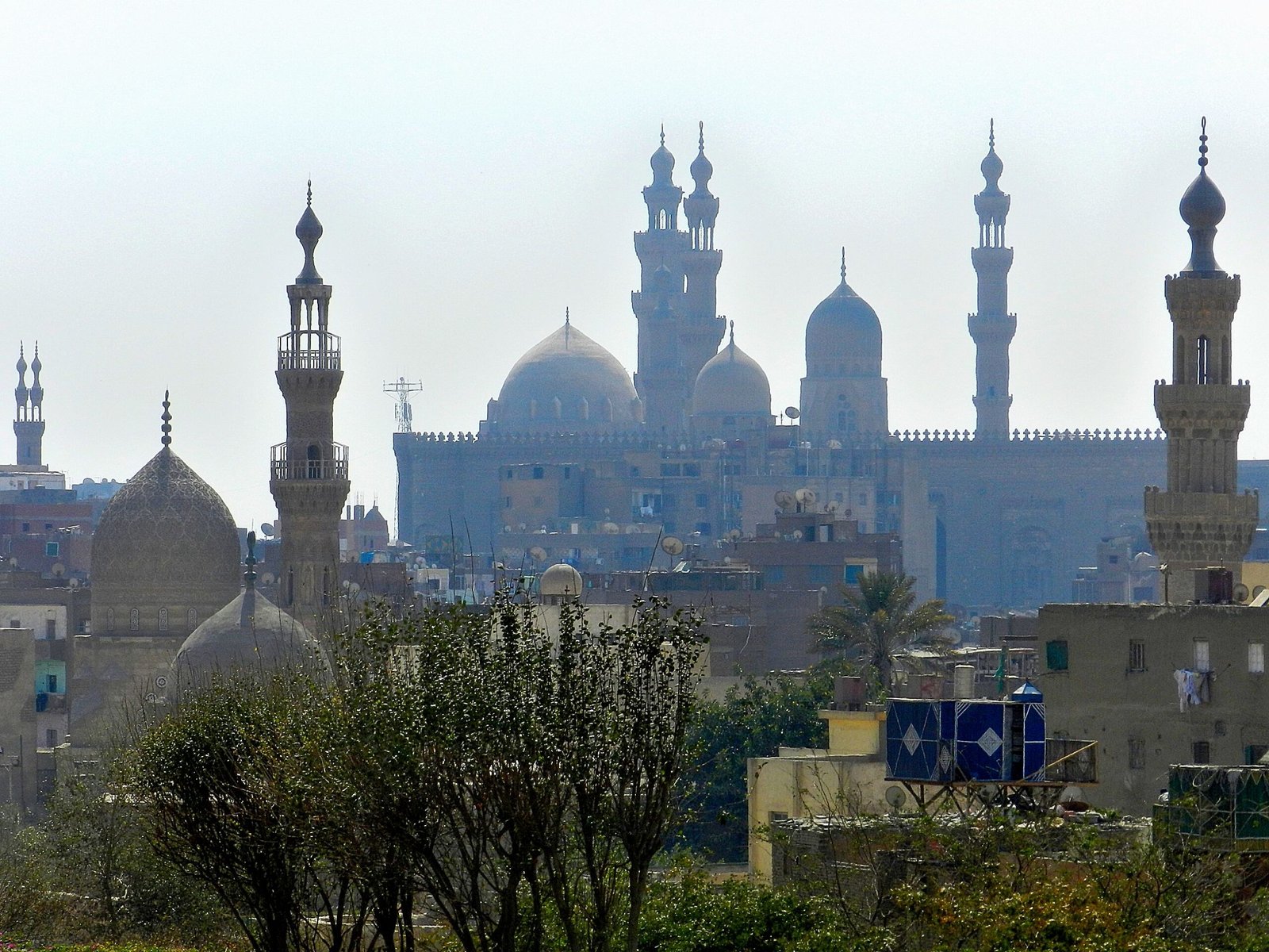 Le cupole e i minareti delle moschee del Cairo islamico, con i tetti della città in primo piano