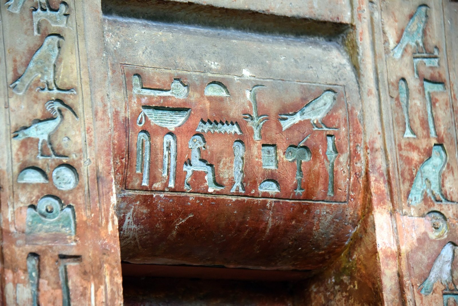 Il dettaglio dei geroglifici azzurri sull'architrave della falsa porta di Ptahshepses, proveniente da Saqqara