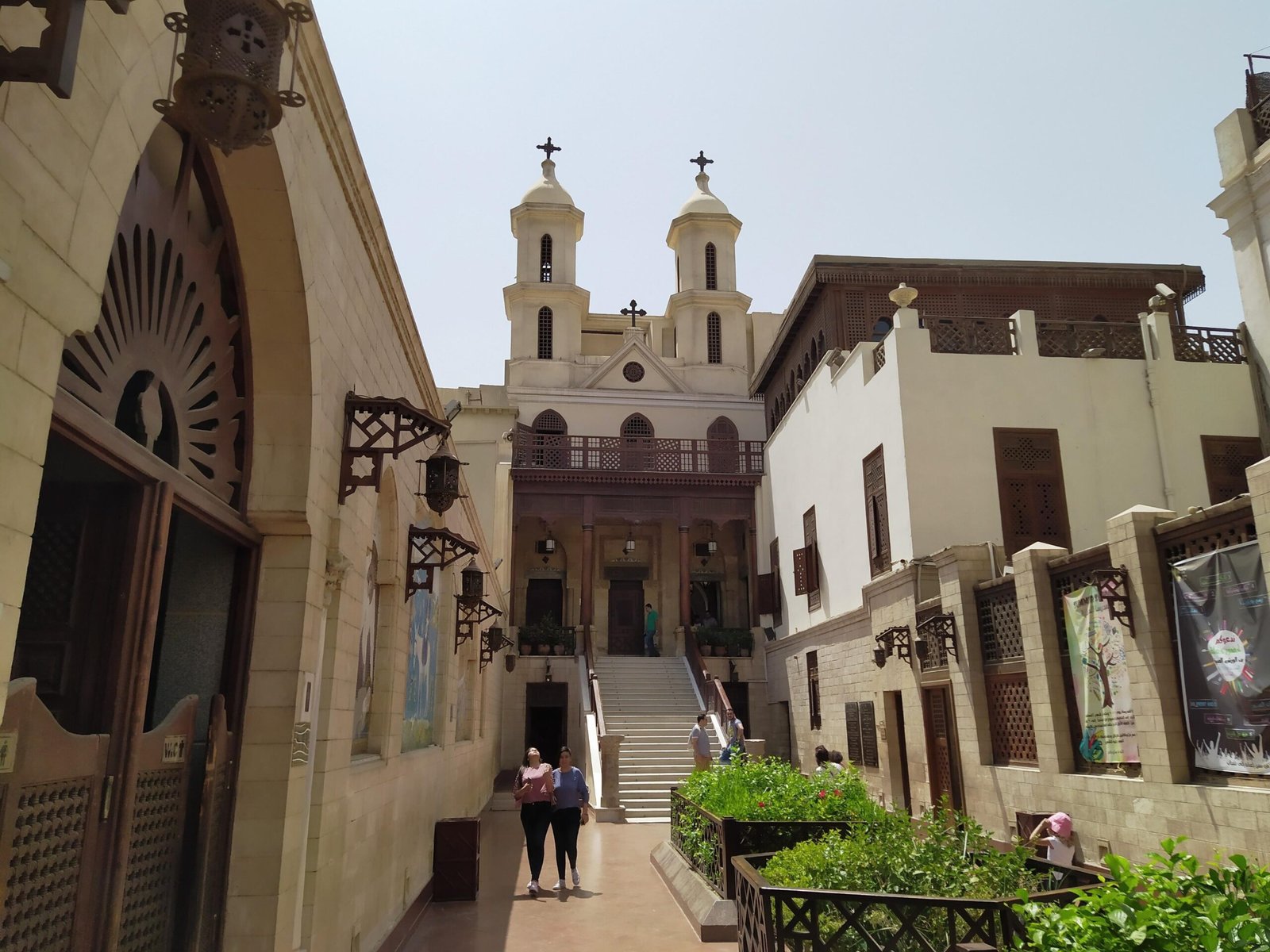 Il vialetto tra gli alti muri del Cairo copto che porta alla scala della chiesa Sospesa
