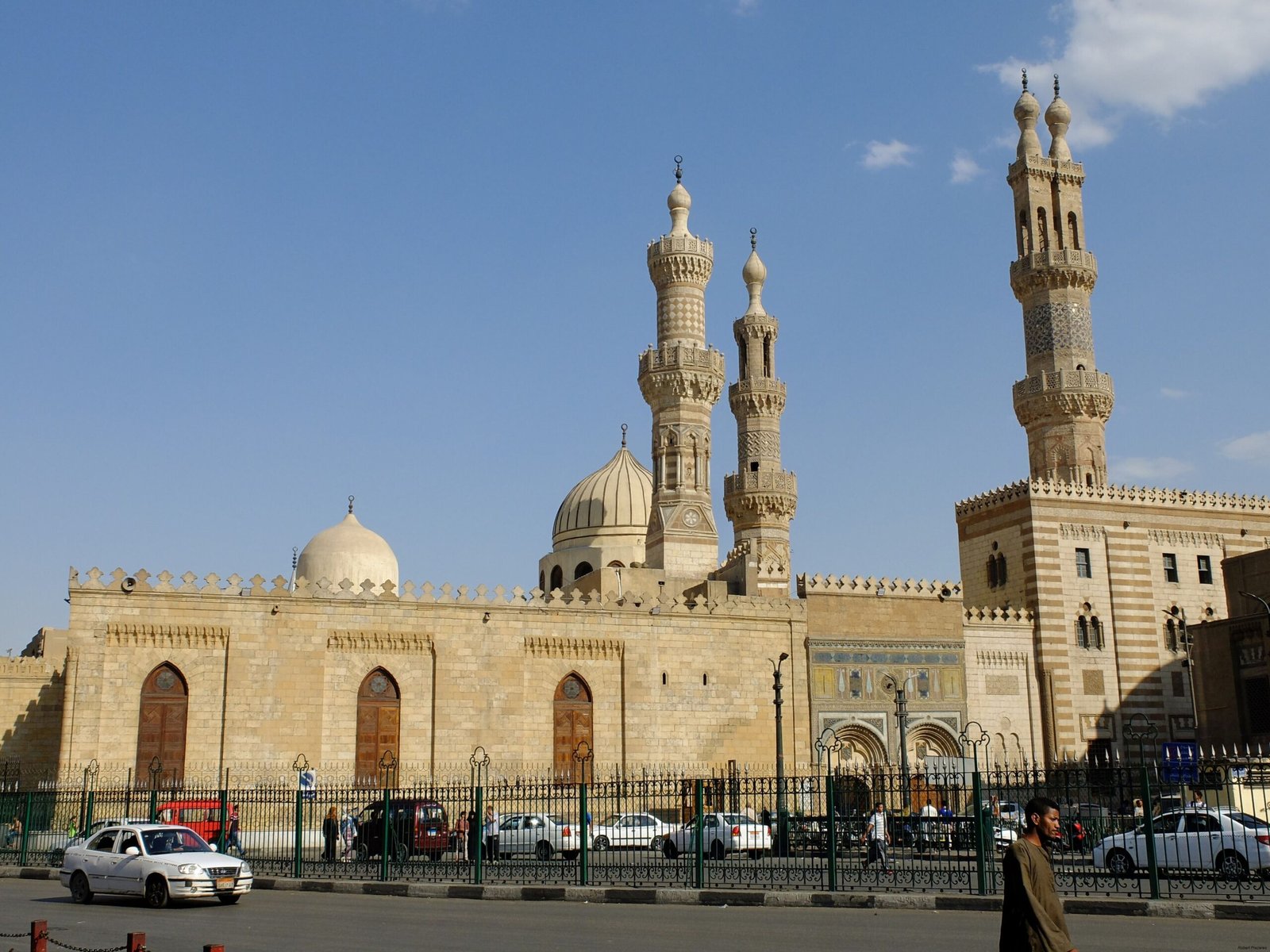 La moschea di Al Azhar al Cairo con i minareti e le cupole, vista dalla strada nel Cairo islamico