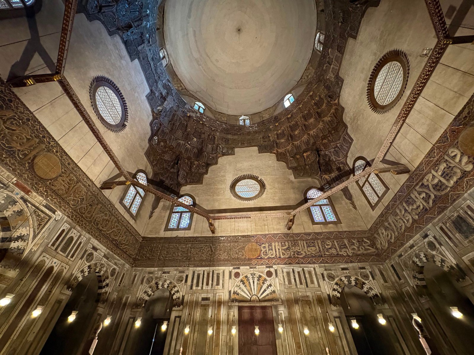 Il soffitto con la cupola e le finestre rotonde nella moschea del sultano Hassan al Cairo