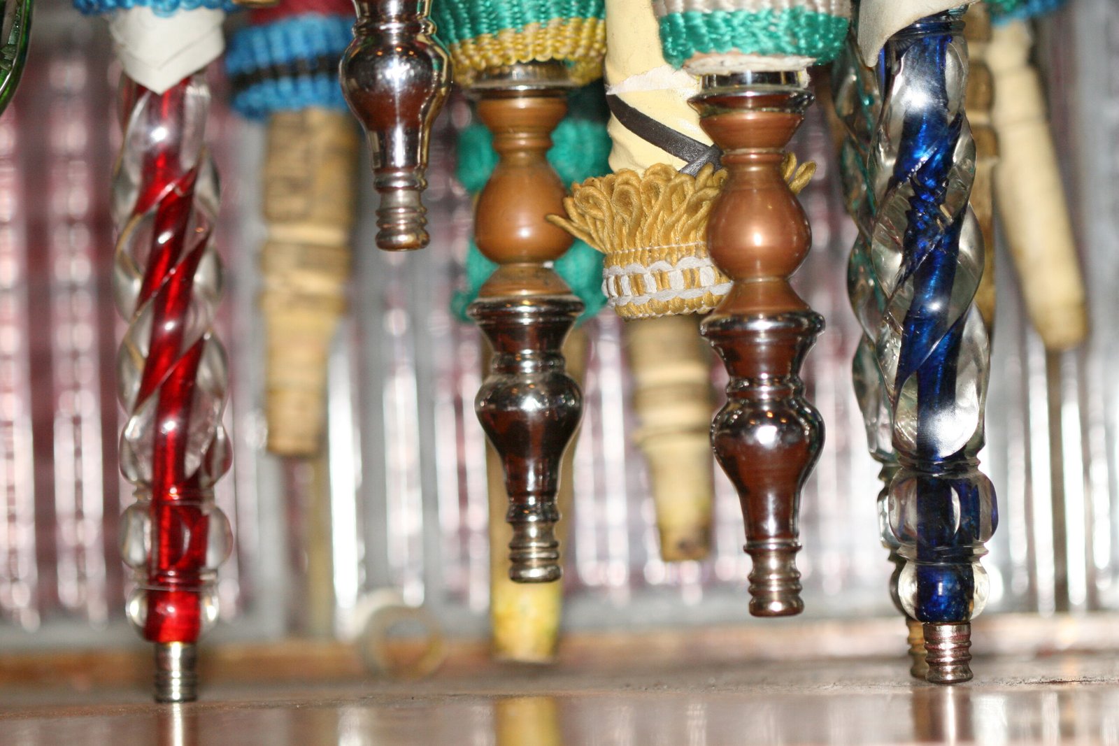I bocchini colorati di vetro e di metallo delle pipe ad acqua in vendita al bazar del Cairo
