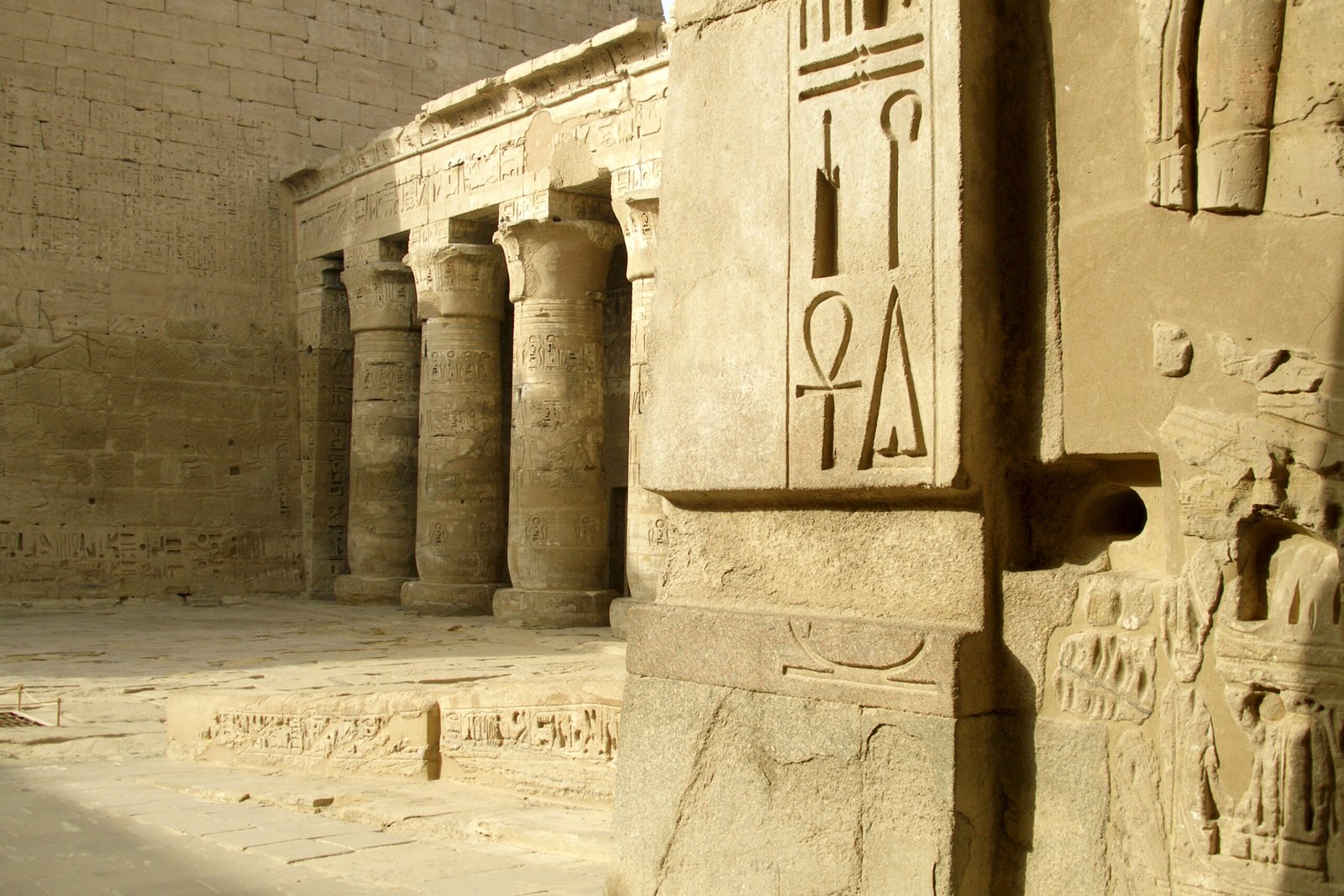 Il cortile del tempio di Ramses III a Medinet Habu, con le colonne e i geroglifici su un pilastro