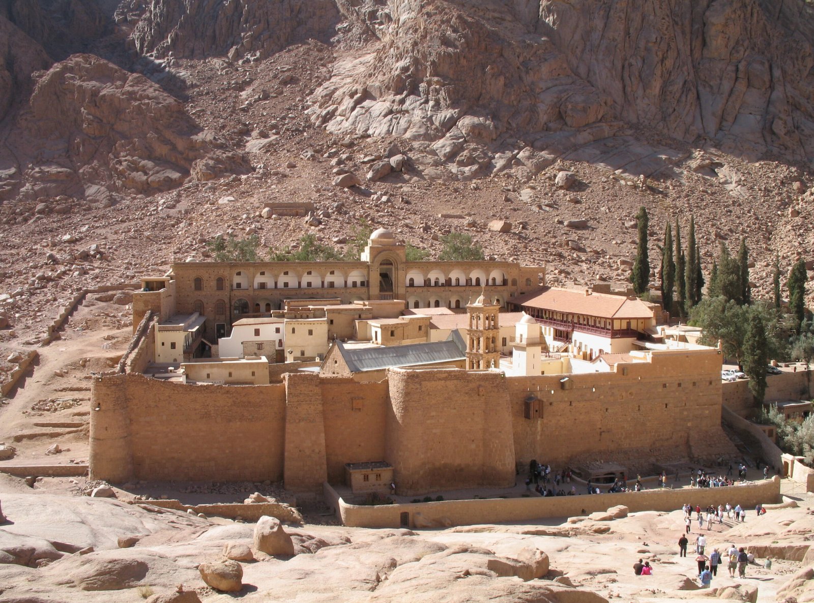 Il monastero di Santa Caterina nel Sinai, con le mura di pietra e i cipressi ai piedi delle montagne rosse