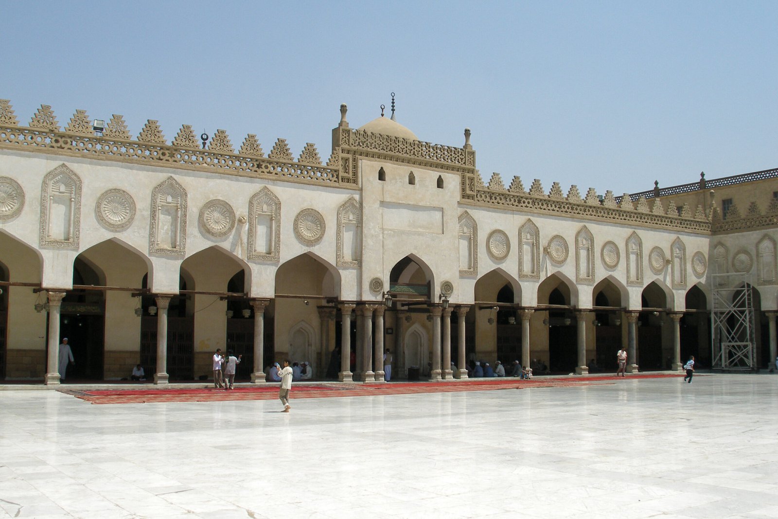 Il cortile di marmo bianco della moschea di Al Azhar al Cairo, con il portico ad archi e i merli decorati