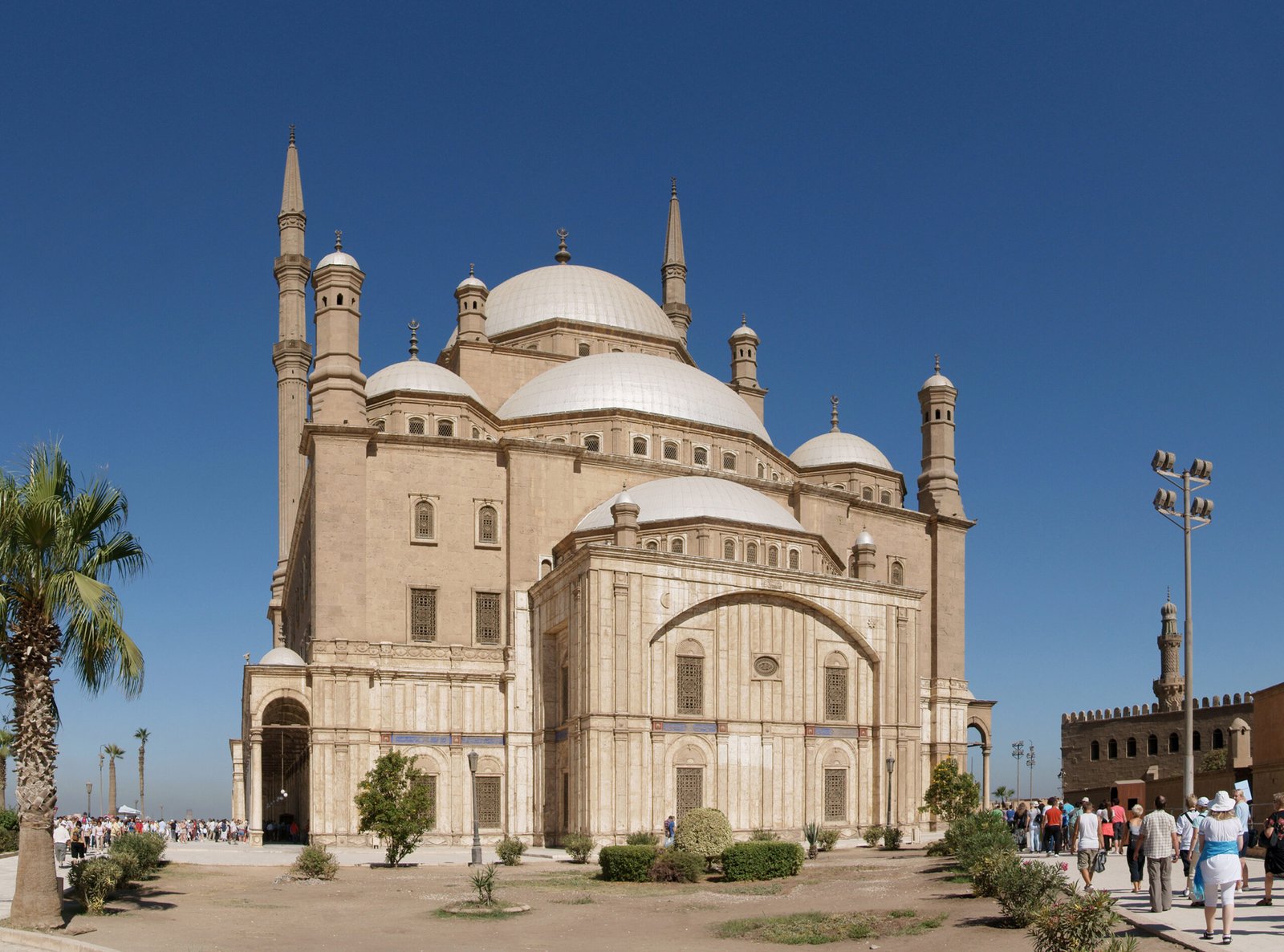 La moschea di Muhammad Ali alla Cittadella del Cairo, con le cupole chiare e i due minareti sottili