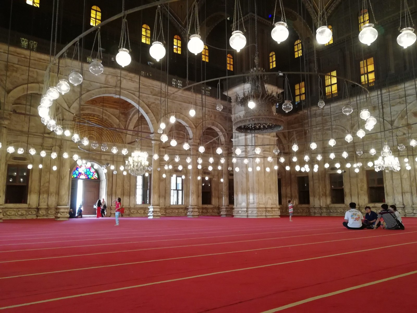 L'interno della moschea di Muhammad Ali al Cairo, con il tappeto rosso e le lampade sospese