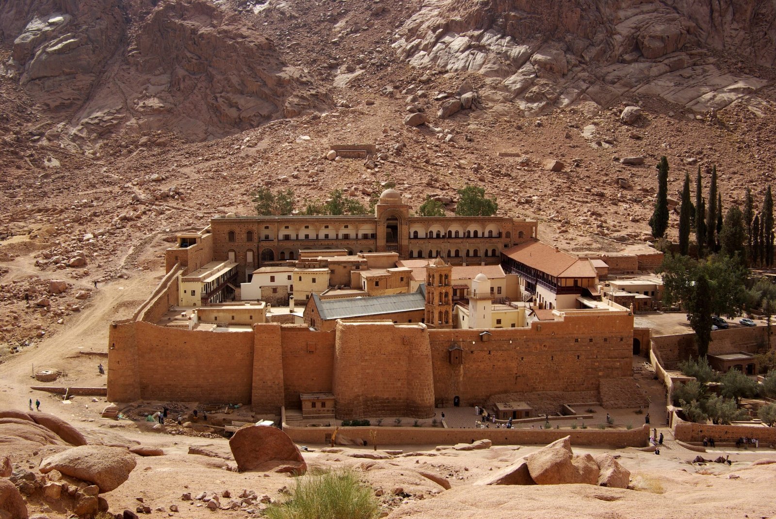 Il monastero di Santa Caterina nel Sinai visto dall'alto, con la cinta di mura e le cime di granito rosso