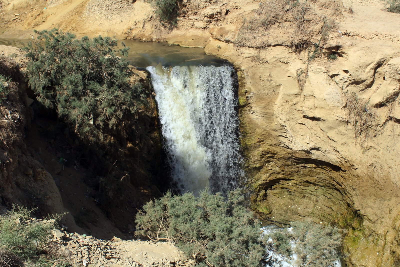La cascata di Wadi el Rayan nel Fayyum che scende in un canyon di arenaria tra i cespugli