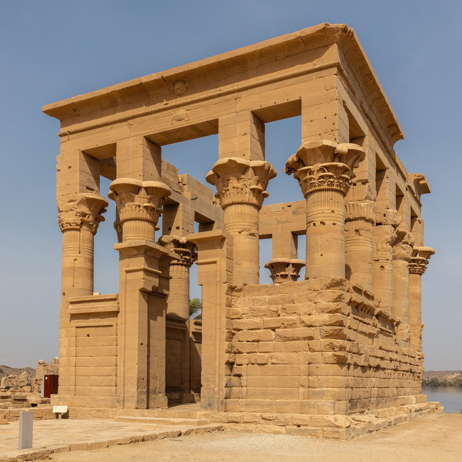 Il chiosco di Traiano a Philae con le colonne dai capitelli floreali, sull'isola di Agilkia