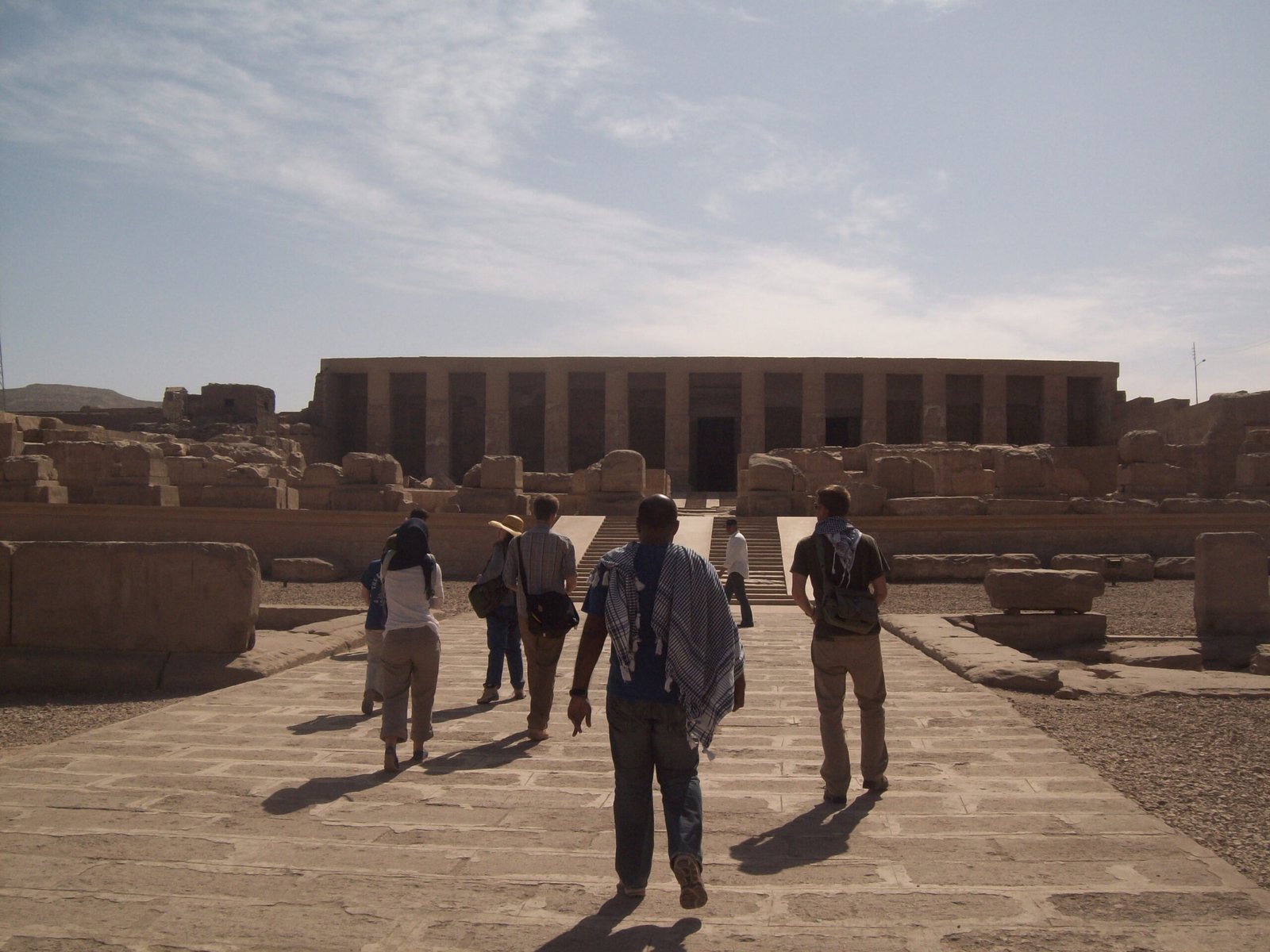 I visitatori percorrono il viale di pietra verso il tempio di Seti I ad Abydos