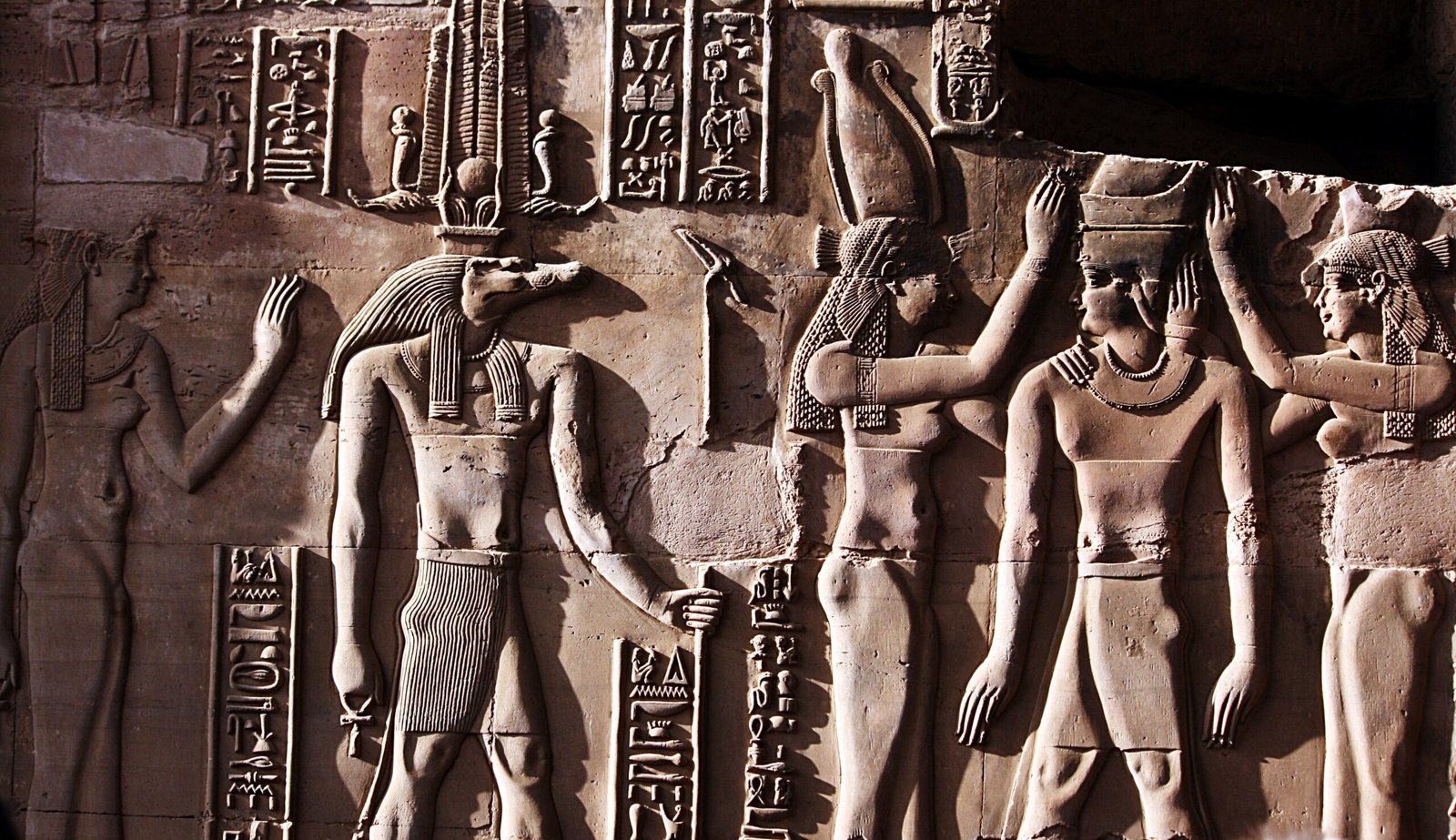 Un rilievo del tempio di Kom Ombo con Sobek dalla testa di coccodrillo e altre divinità, nella luce radente