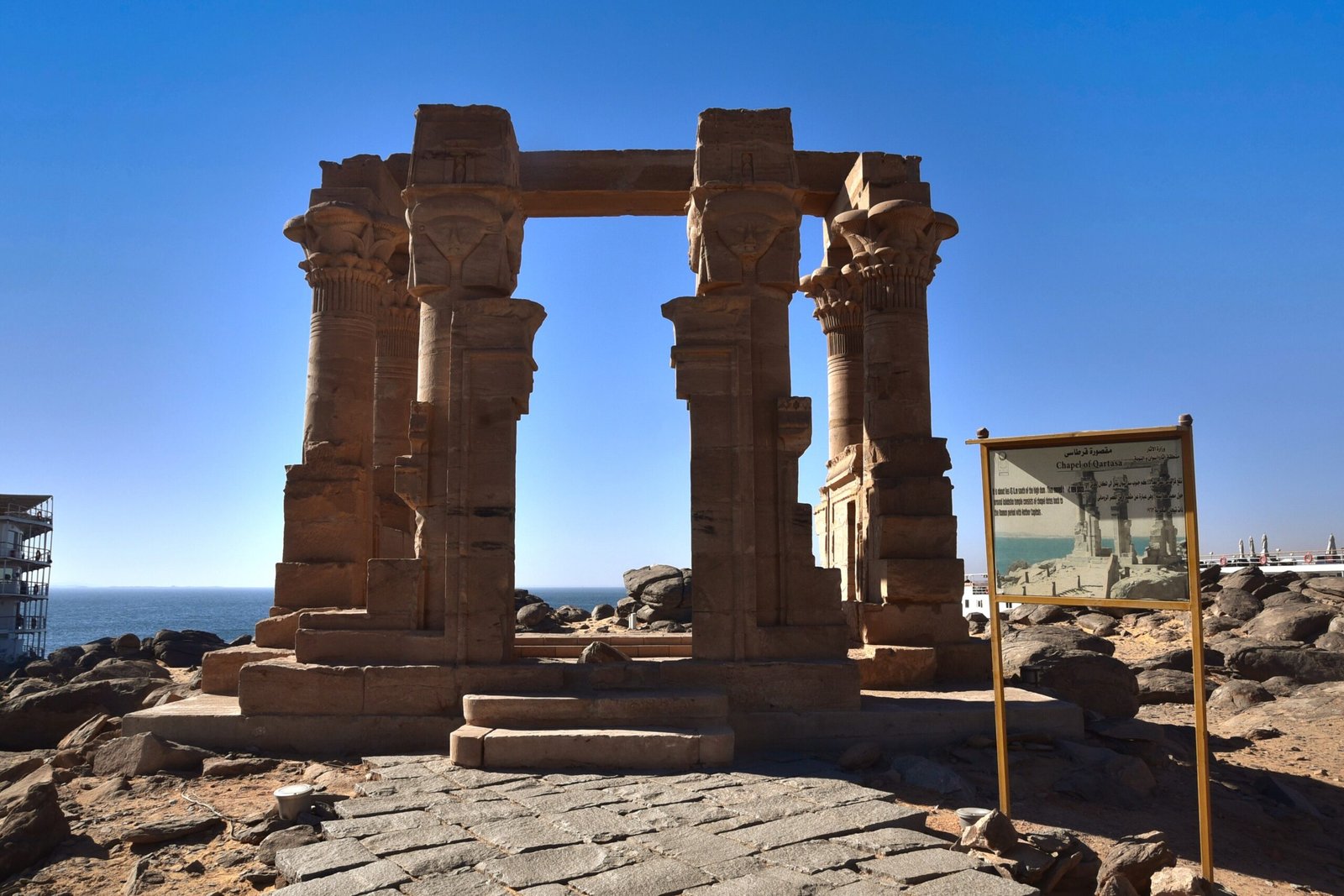 Il chiosco romano di Qertassi con le colonne di Hathor e il cartello informativo, e il lago Nasser dietro