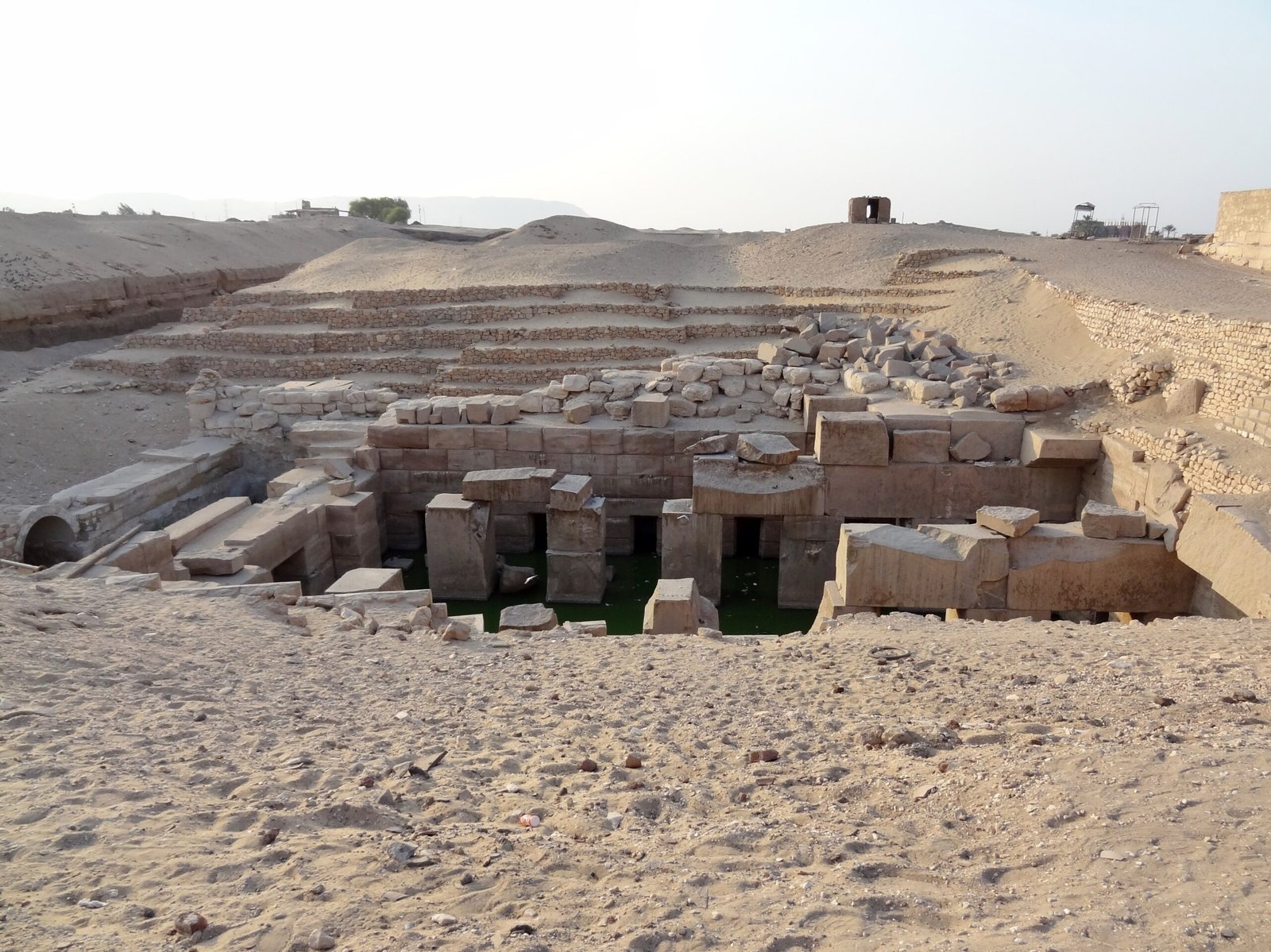 L'Osireion di Abydos che affiora dalla sabbia, con le gradinate e il deserto intorno