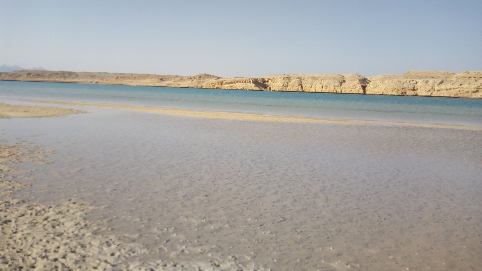 La laguna bassa e trasparente della baia di Ras Mohammed, con le scogliere color sabbia sullo sfondo