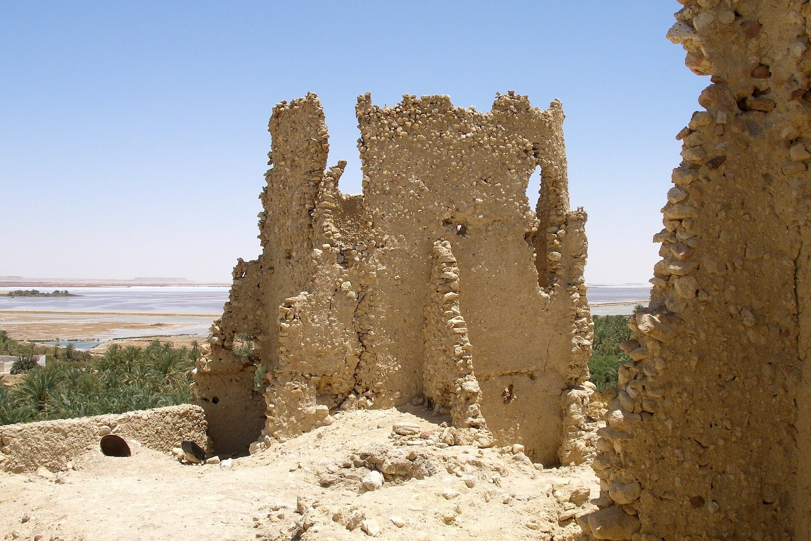 Le rovine in mattoni crudi del tempio dell'Oracolo di Amon a Siwa, con il lago salato sullo sfondo