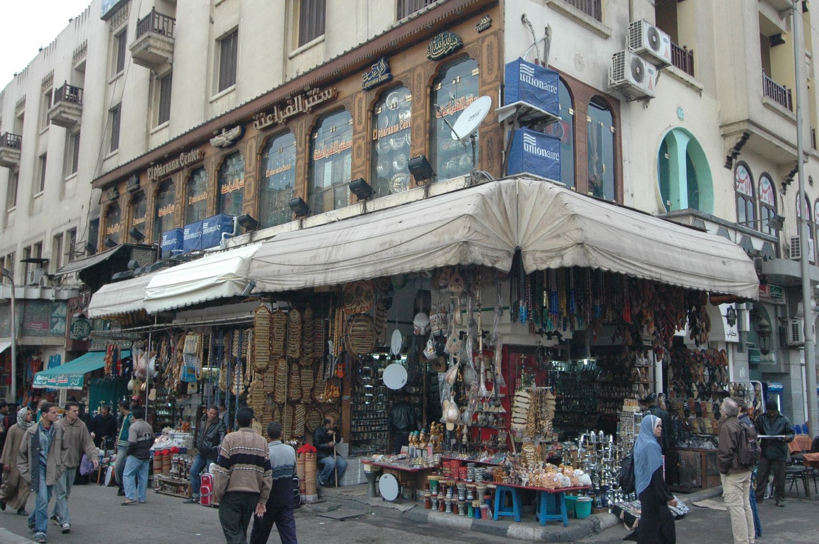 Un angolo del bazar di Khan el Khalili con i negozi di souvenir e di metalli lavorati sotto i tendoni