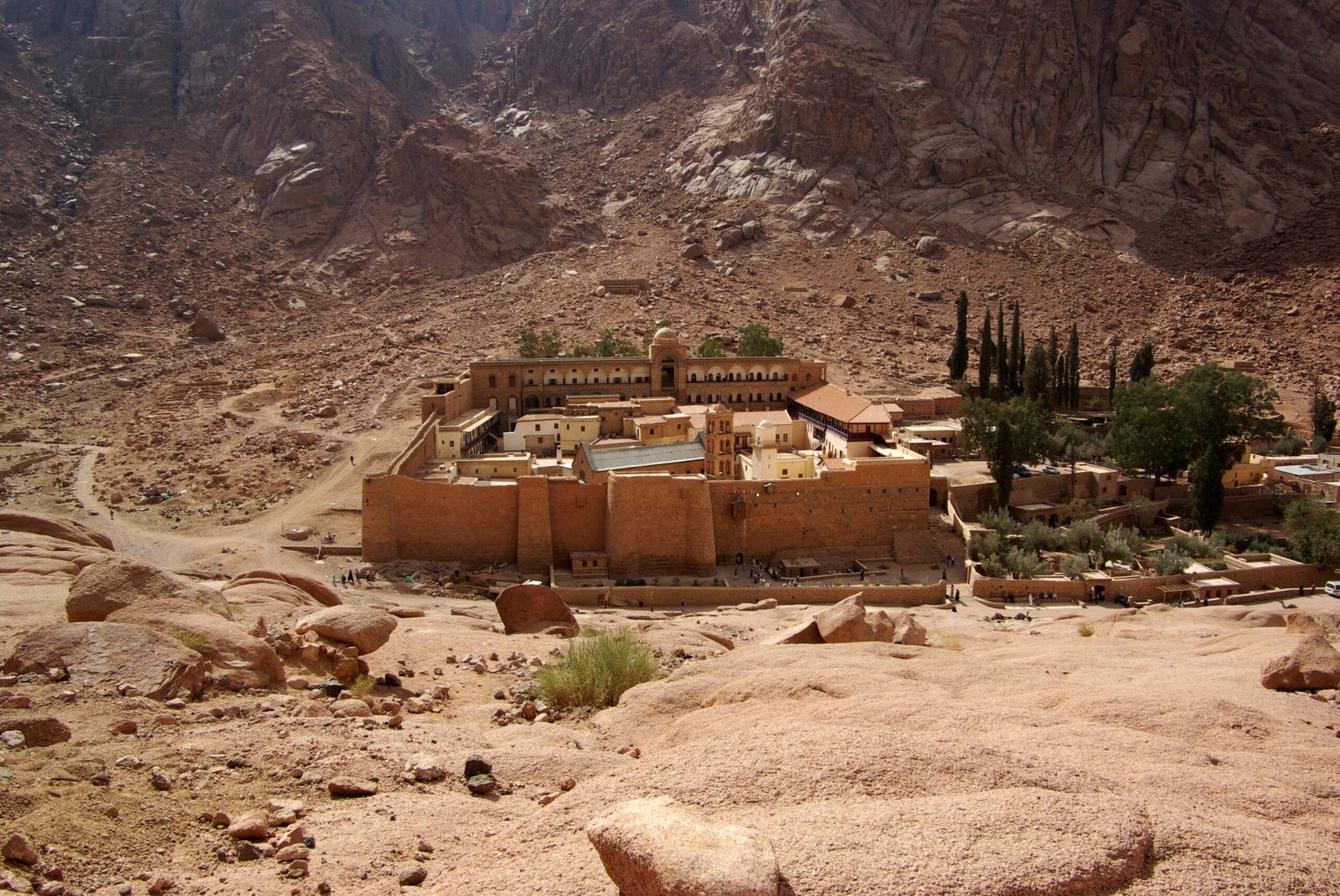 Il monastero di Santa Caterina nel Sinai tra i massi di granito rosso, con le montagne alle spalle