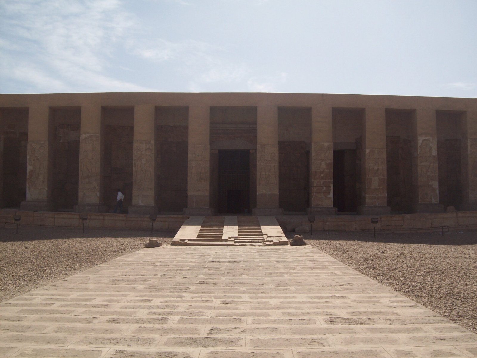 La facciata del tempio di Seti I ad Abydos con le porte d'ingresso e il viale di pietra davanti