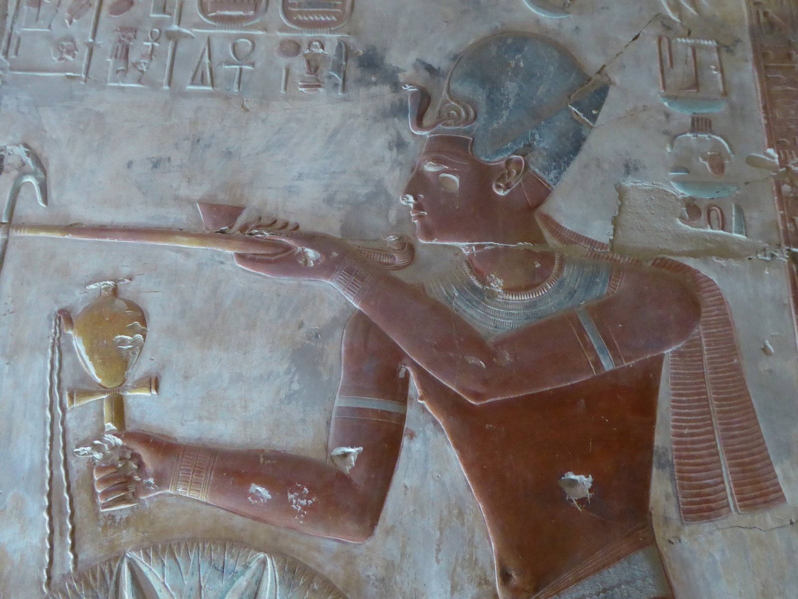 Un rilievo dipinto a colori vivi nel tempio di Seti I ad Abydos, con il re di profilo e l'ankh in mano