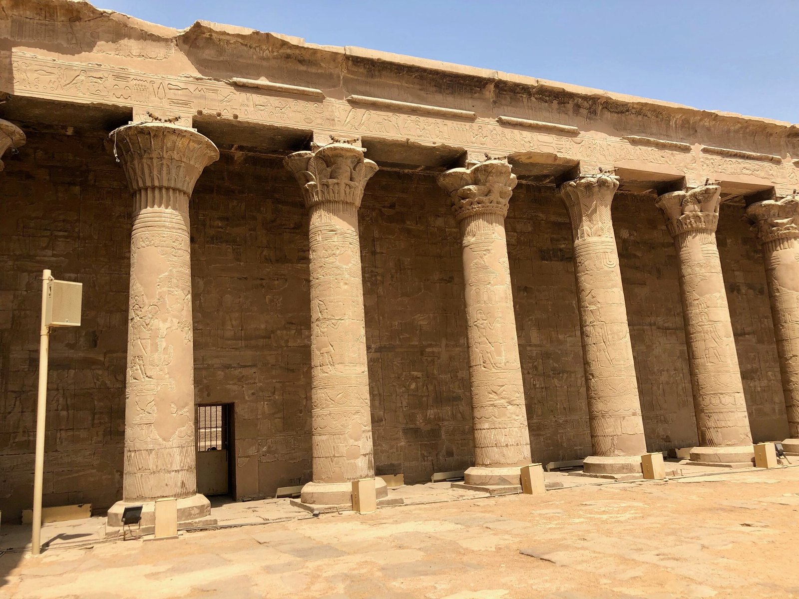 Il portico di colonne con capitelli floreali nel cortile del tempio di Edfu